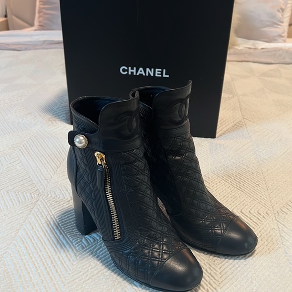 Rare, beautiful soft leather Chanel boots with pearl detail. Size 7.5. - Picture 3 of 6